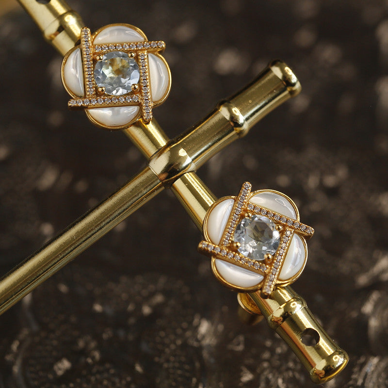 White Pearl Four-Leaf Clover Stud Earrings: Gold-Plated Silver Vintage-Style Earrings with a Luxurious Look