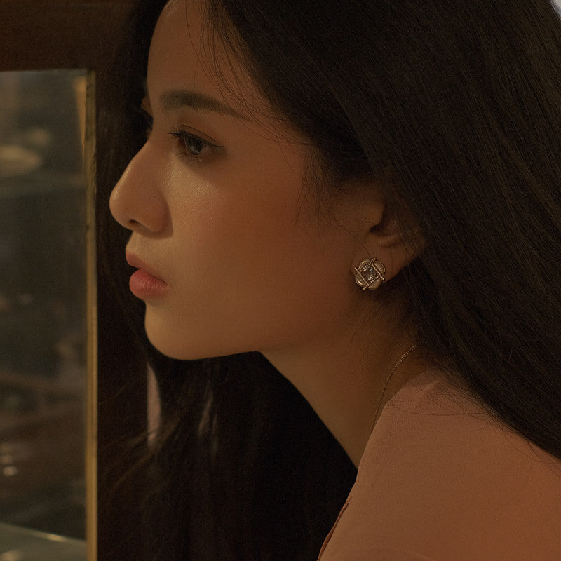 White Pearl Four-Leaf Clover Stud Earrings: Gold-Plated Silver Vintage-Style Earrings with a Luxurious Look