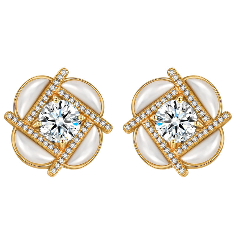 White Pearl Four-Leaf Clover Stud Earrings: Gold-Plated Silver Vintage-Style Earrings with a Luxurious Look